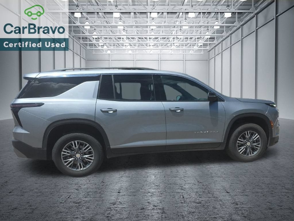 Used 2025 Chevrolet Traverse LT FWD image 7