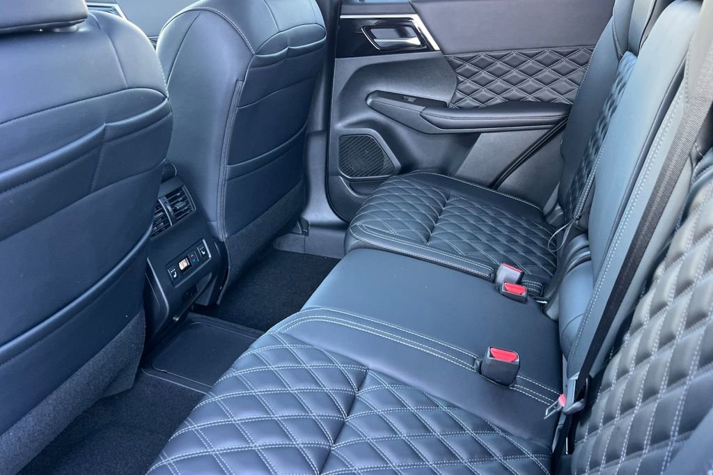 New 2025 Mitsubishi Outlander SEL image 13