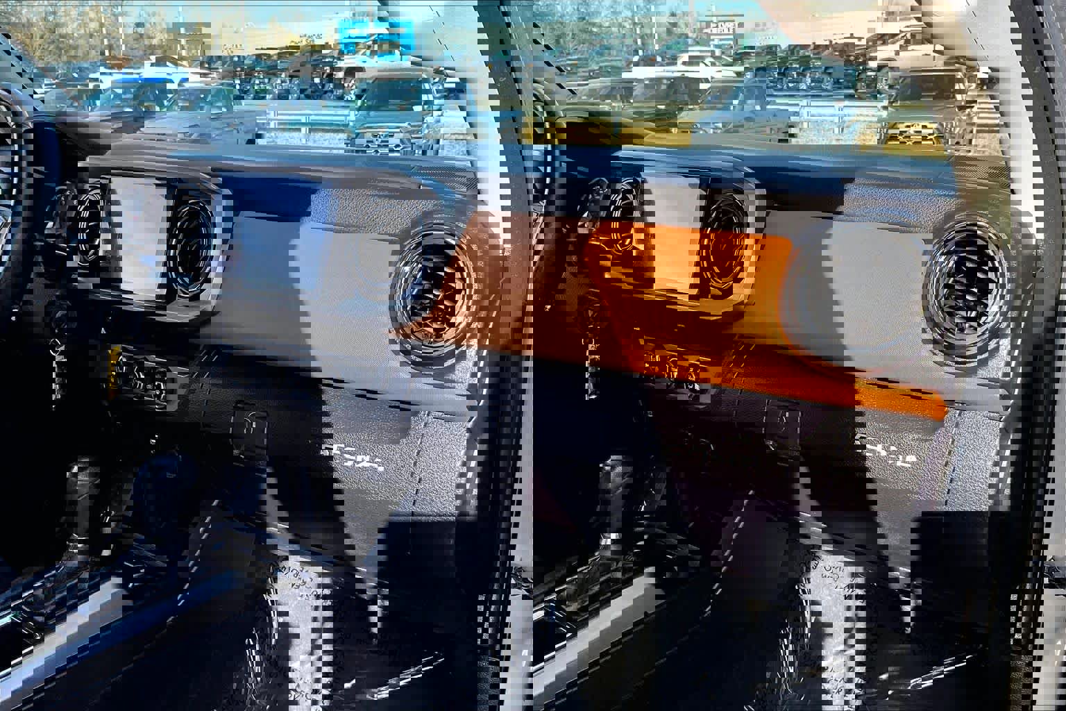 Used 2018 Toyota Tacoma SR5 w/ SR5 Appearance Package (SM) image 17