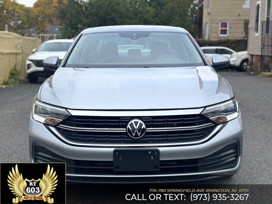 Used 2024 Volkswagen Jetta SE FWD image 2
