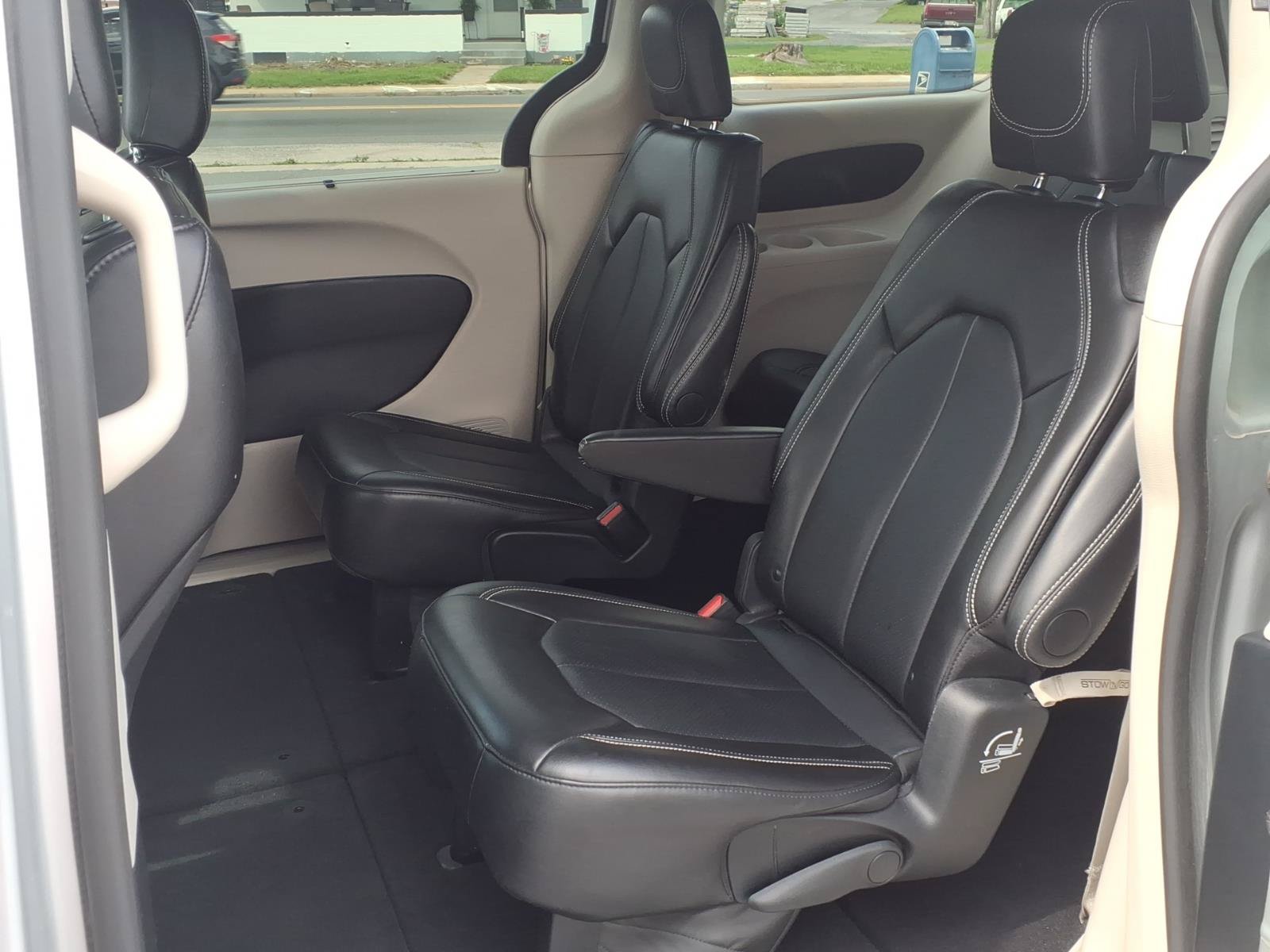 Used 2024 Chrysler Pacifica Touring-L FWD image 18