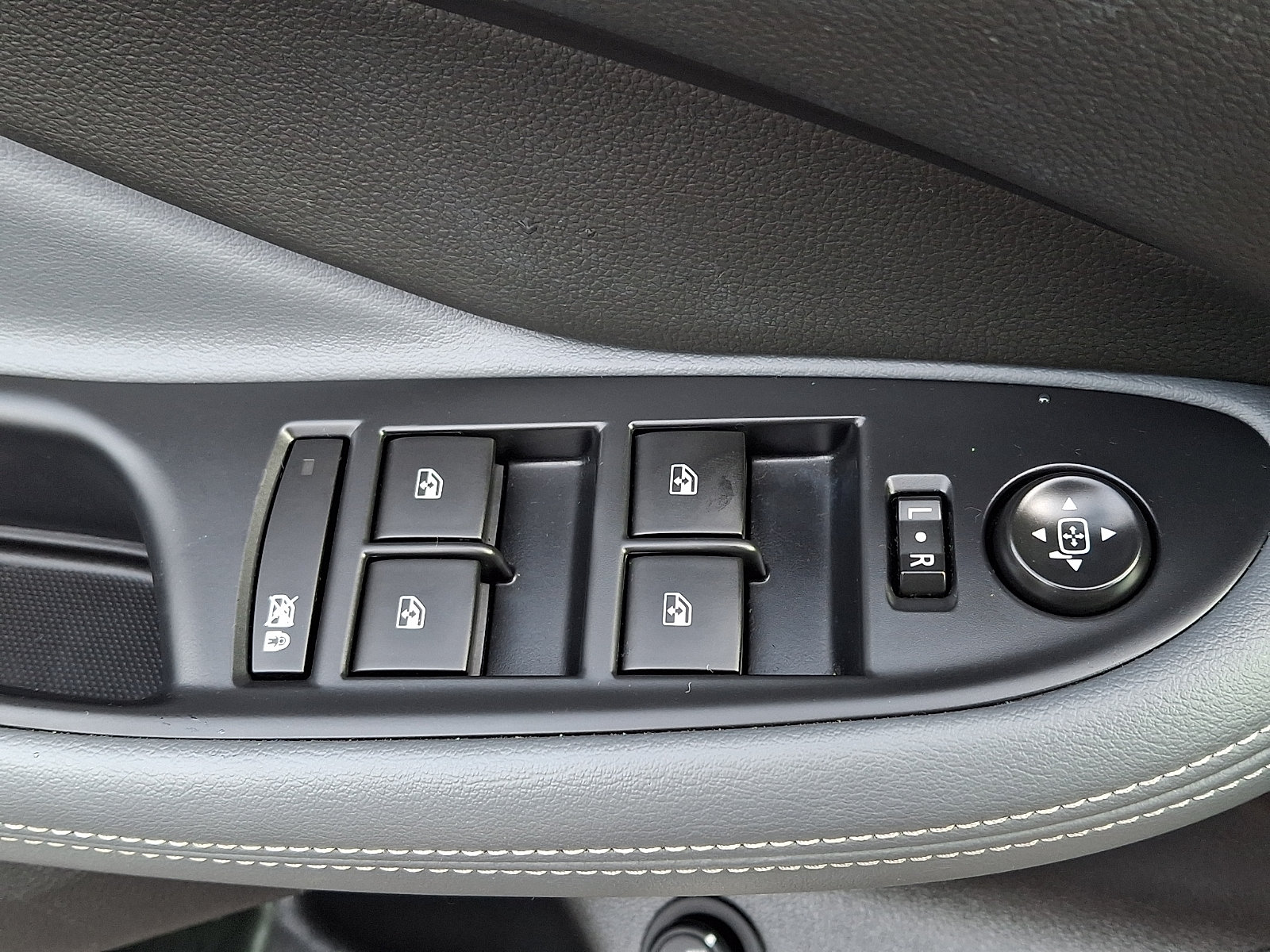 Used 2020 Buick Envision Essence FWD image 23