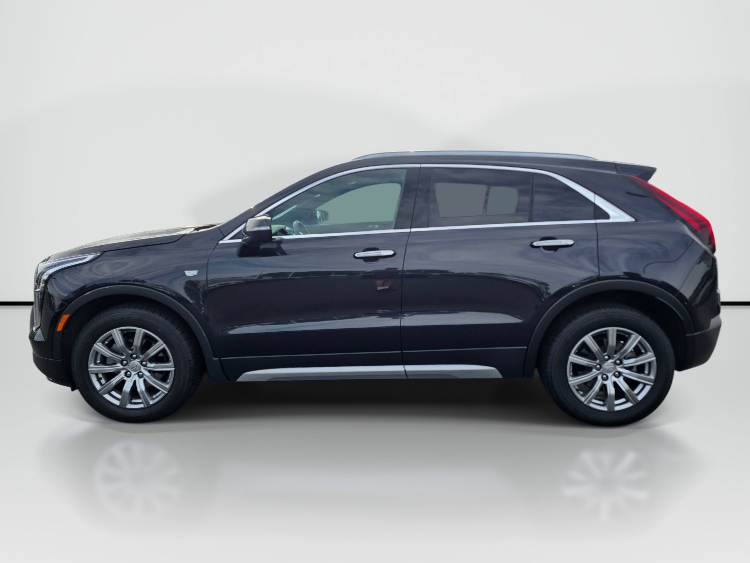 Used 2023 Cadillac XT4 Premium Luxury AWD/4WD image 2