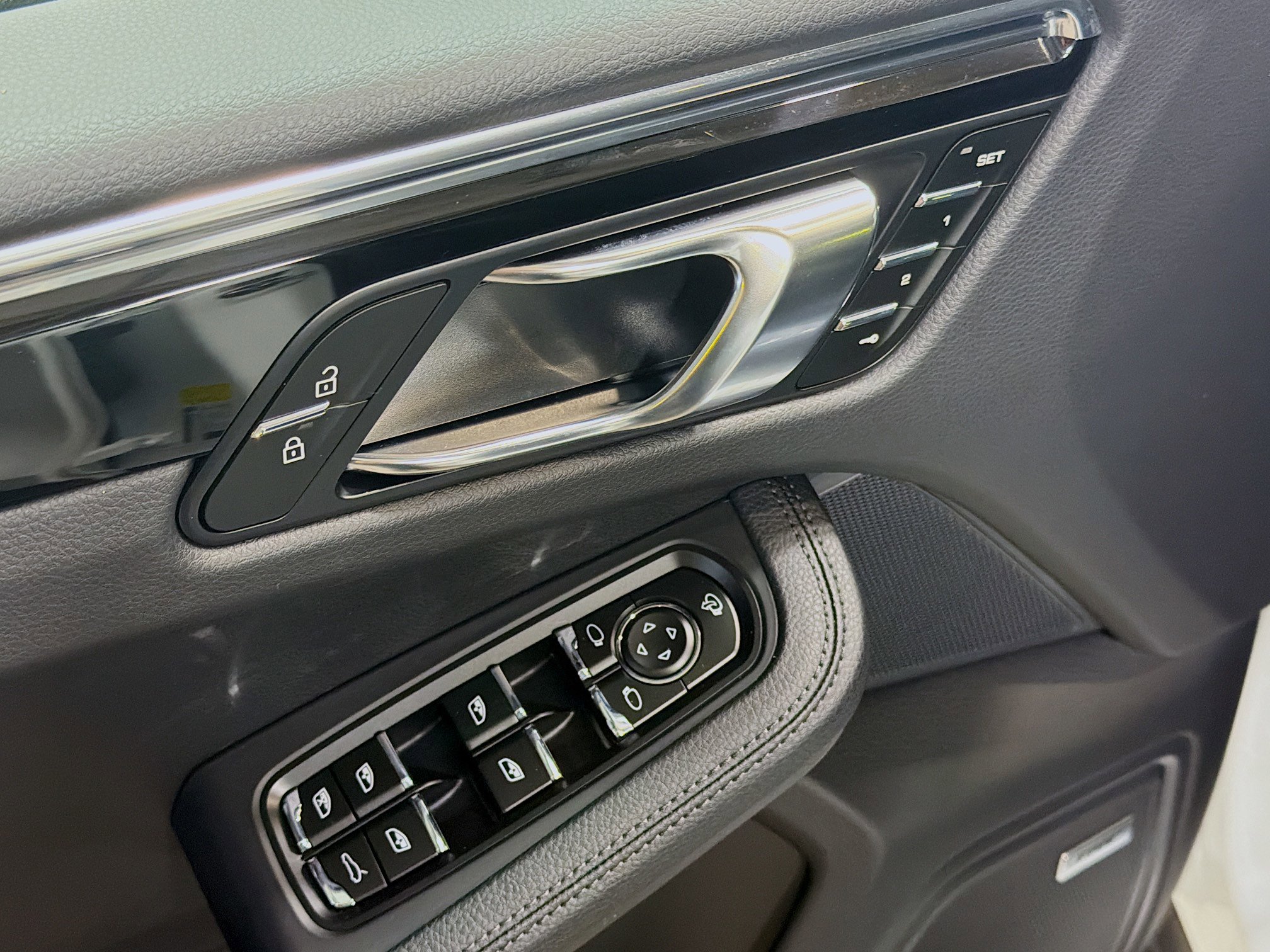 Used 2025 Porsche Macan image 23