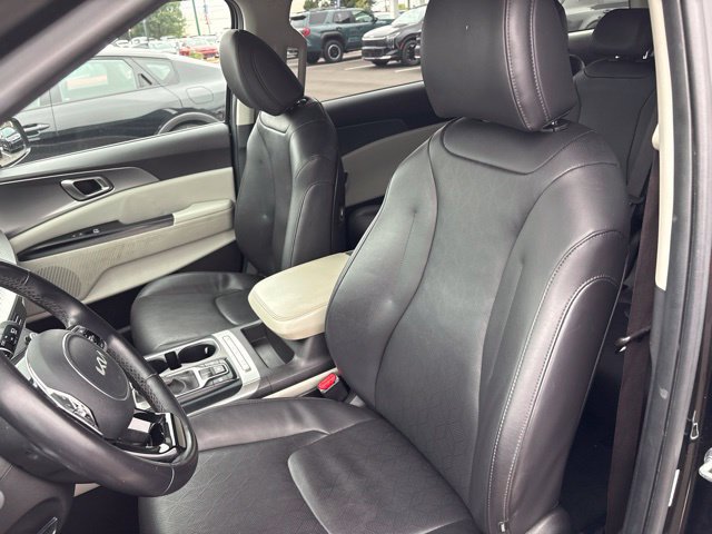 Certified 2023 Kia Carnival LX FWD image 25