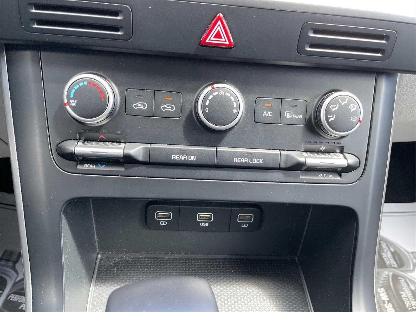 Used 2024 Kia Carnival LX FWD image 30
