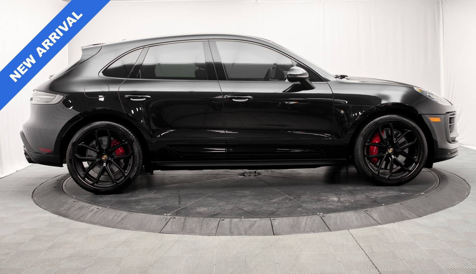 Used 2023 Porsche Macan GTS w/ GTS Sport Package AWD/4WD image 2