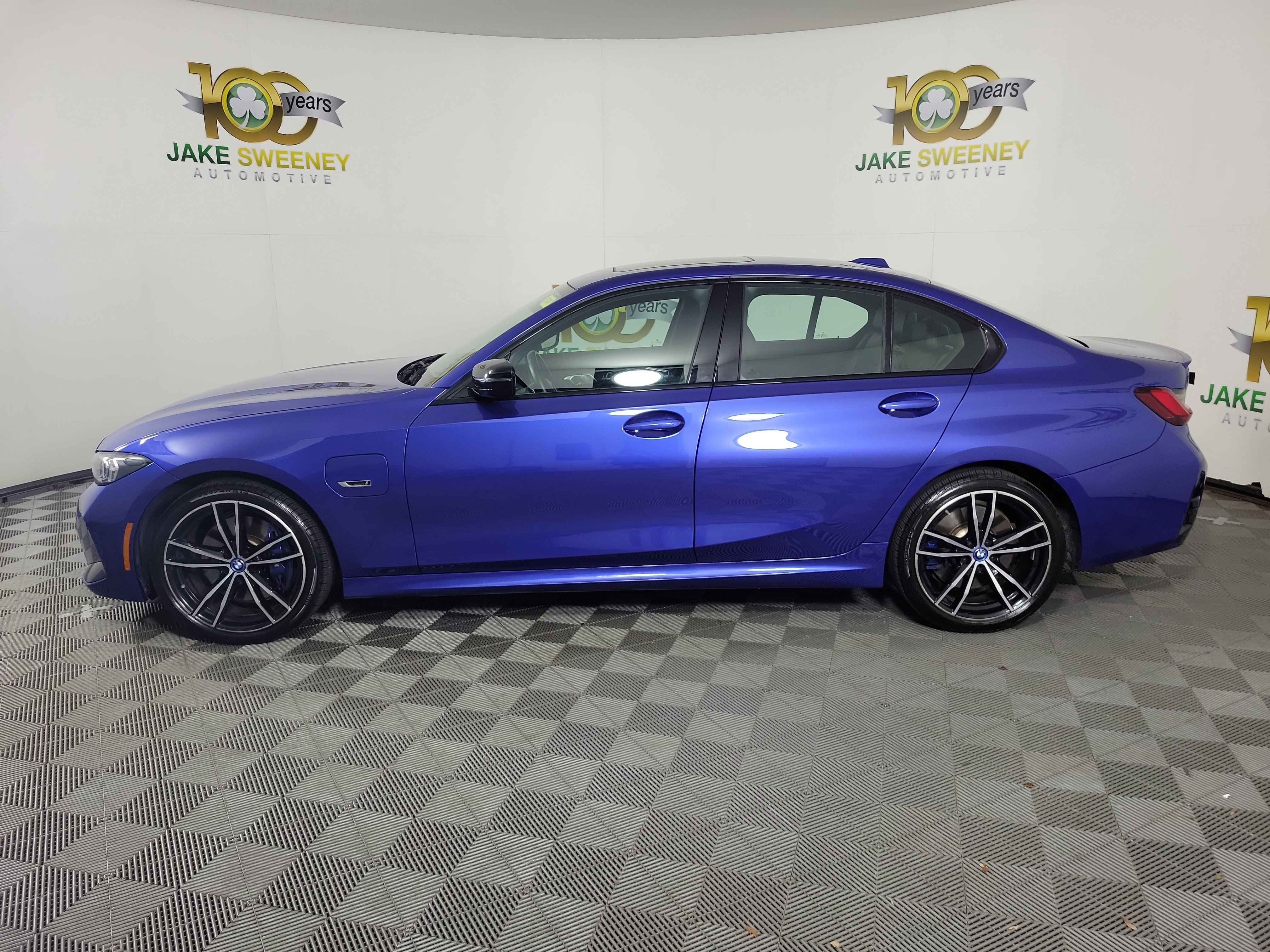Used 2023 BMW 330e xDrive w/ M Sport Package AWD/4WD image 4