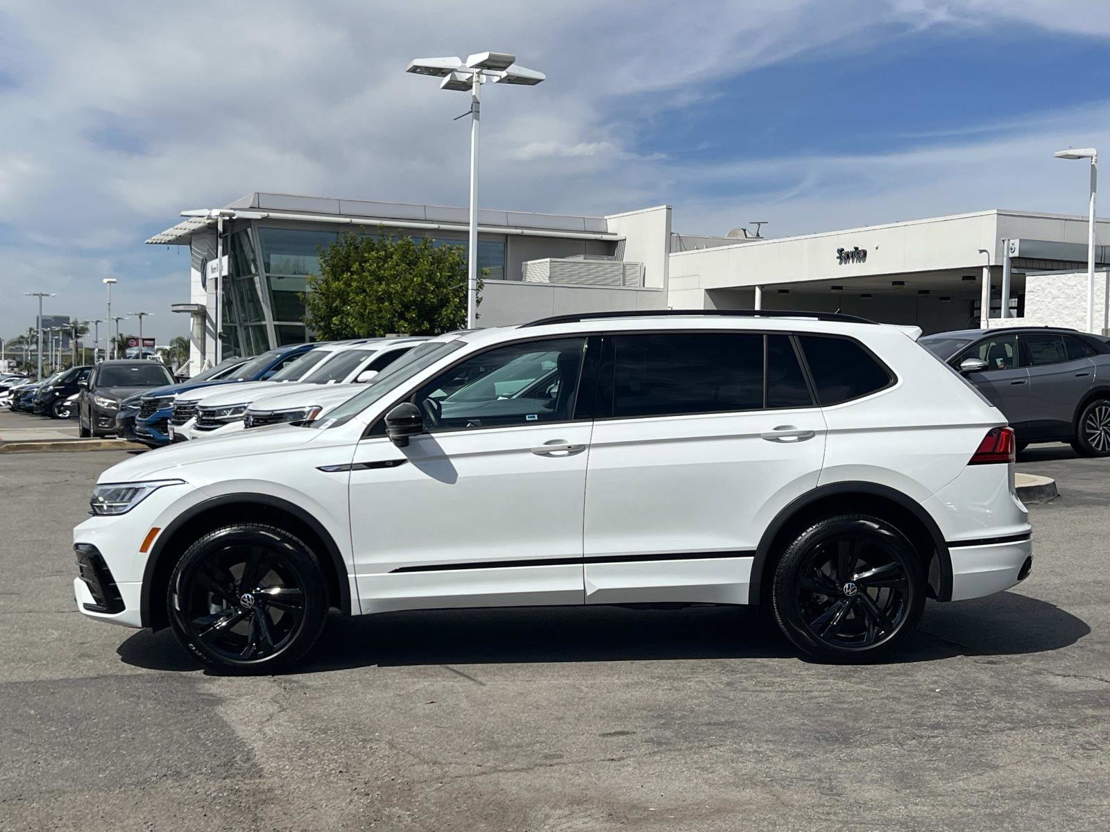 Used 2023 Volkswagen Tiguan SE R-Line image 2