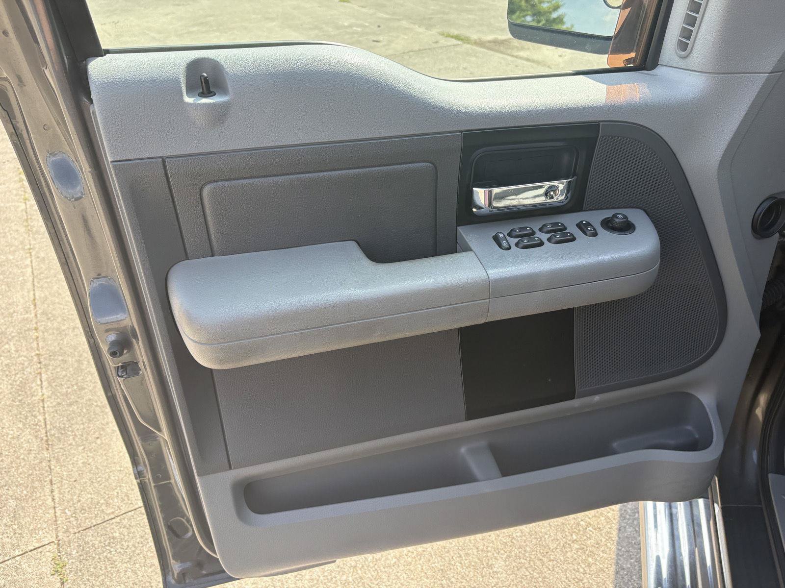 Used 2005 Ford F150 Lariat RWD image 3