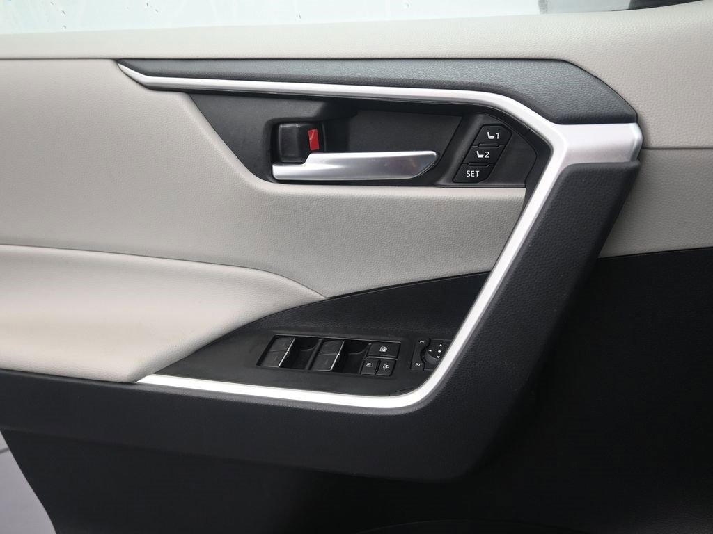 Used 2023 Toyota RAV4 XLE Premium image 14