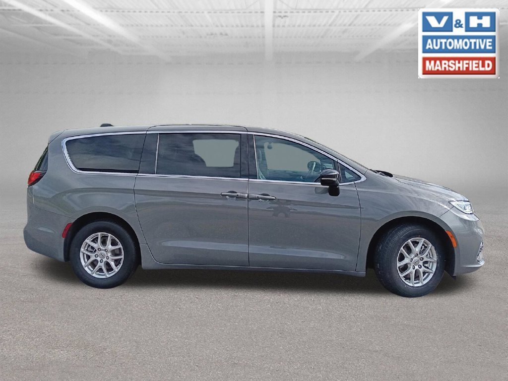 Used 2025 Chrysler Pacifica Select FWD image 4