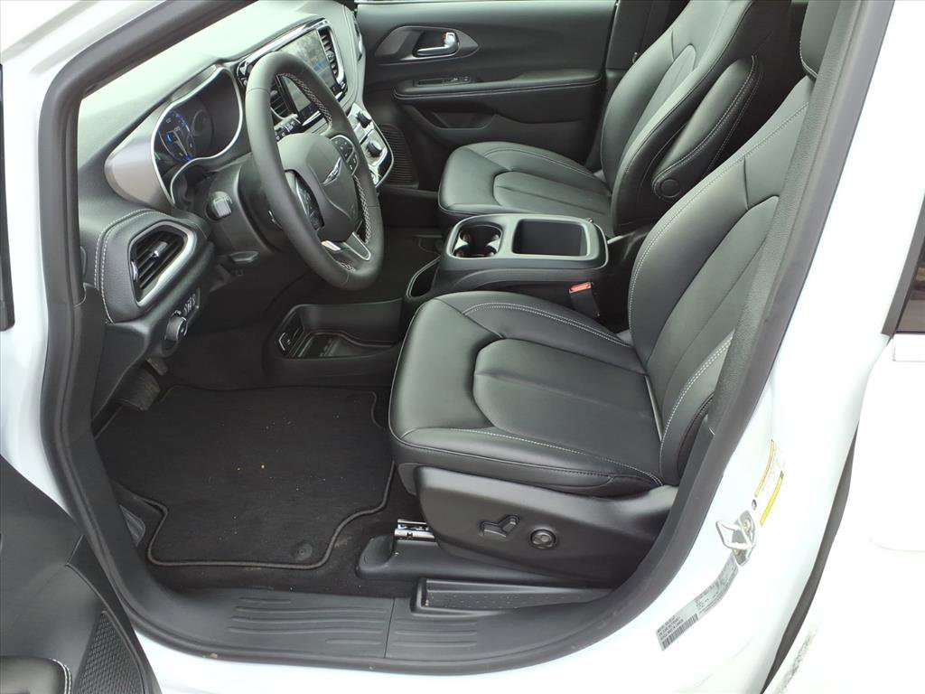 New 2026 Chrysler Pacifica Select image 11