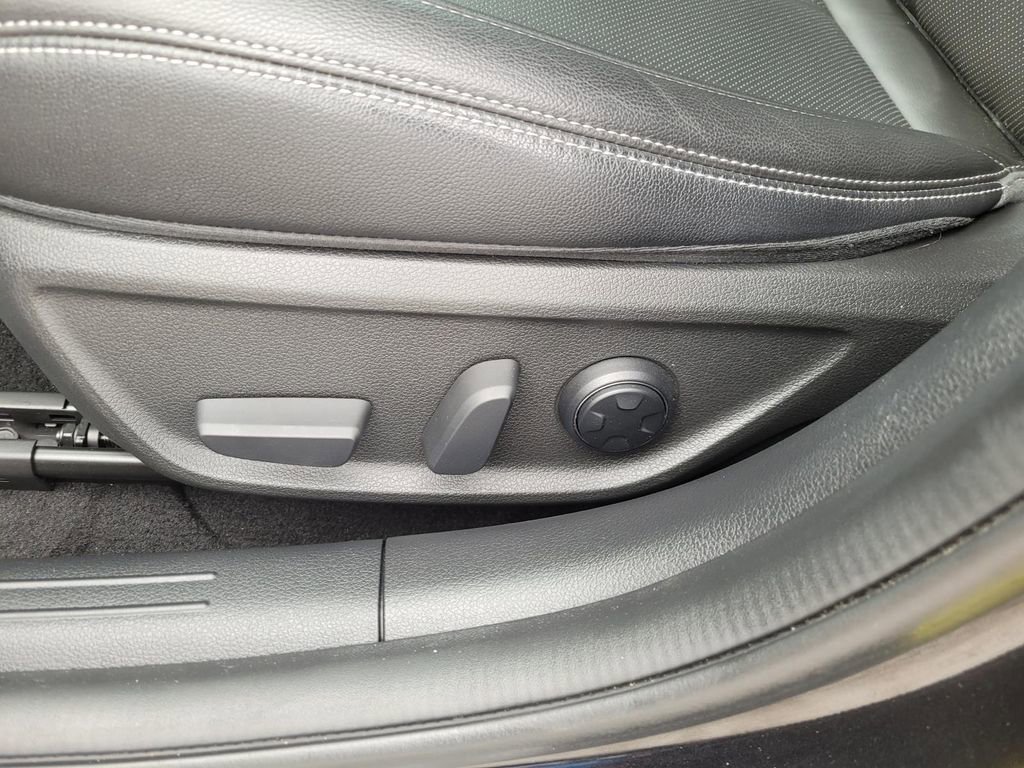 Used 2022 Genesis G70 2.0T image 22