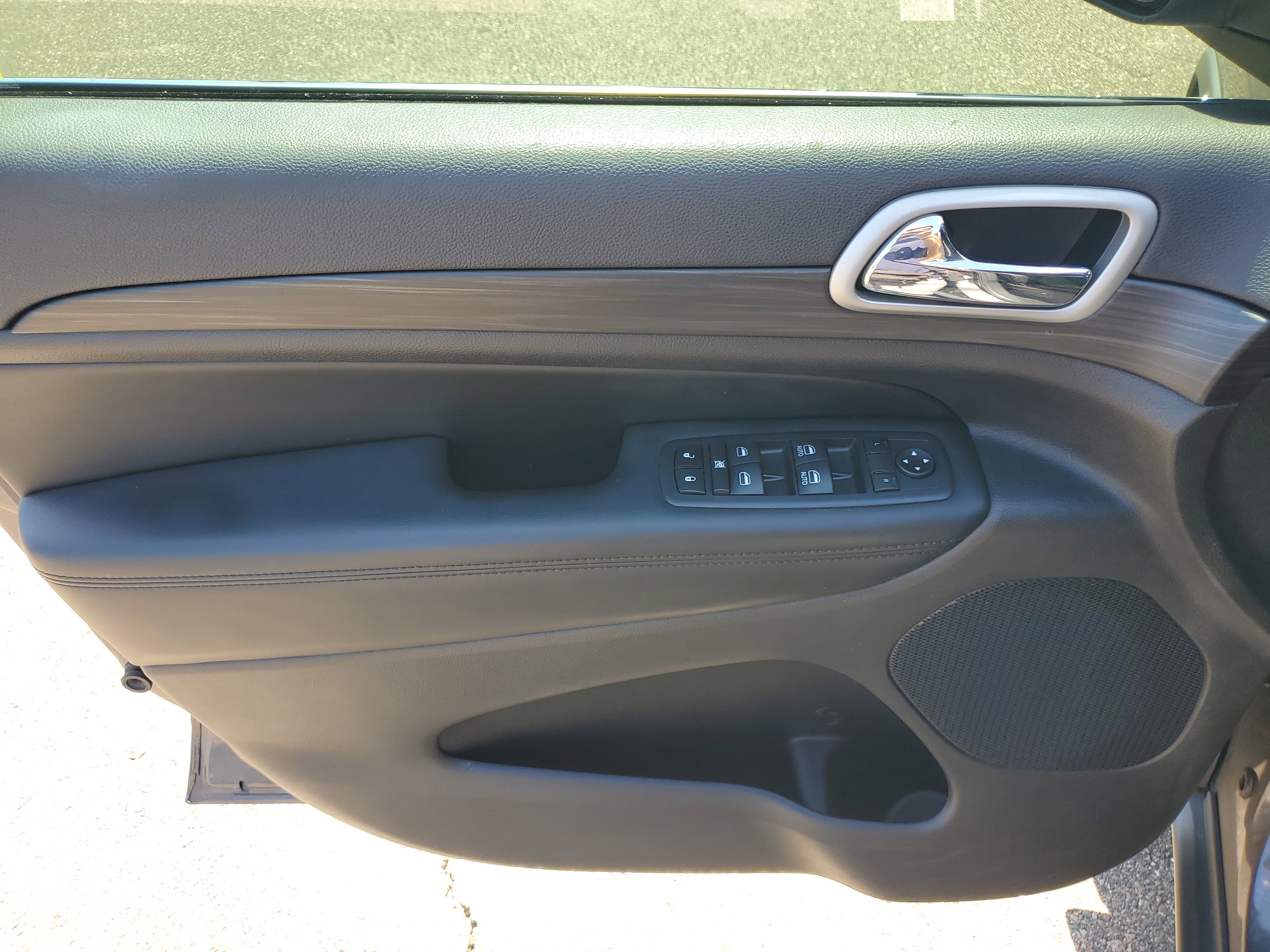 Used 2020 Jeep Grand Cherokee Laredo w/ Laredo X Package image 24