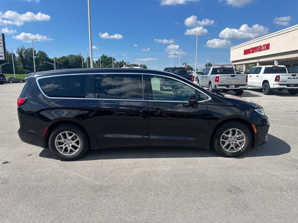 Used 2024 Chrysler Pacifica Touring-L FWD image 4