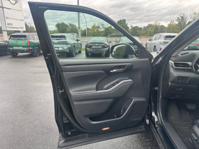 Used 2023 Toyota Highlander XLE AWD/4WD image 29