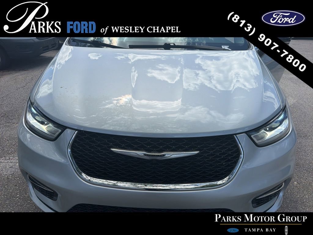 Used 2024 Chrysler Pacifica Touring-L image 17