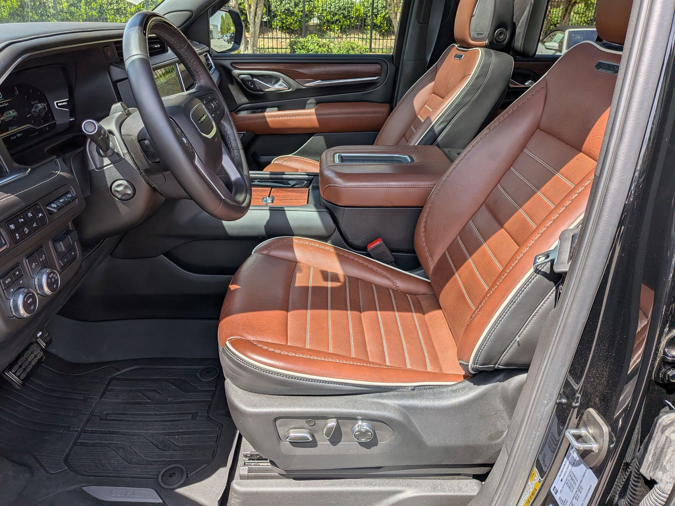 Used 2024 GMC Yukon Denali Ultimate image 16