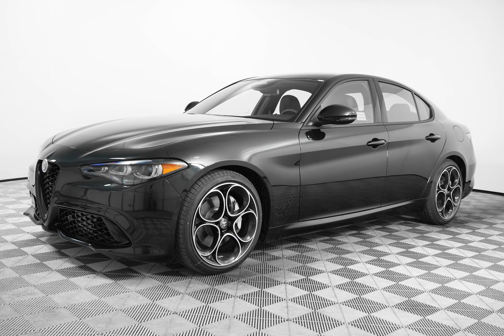 Used 2025 Alfa Romeo Giulia w/ Driving Assist Package RWD image 3