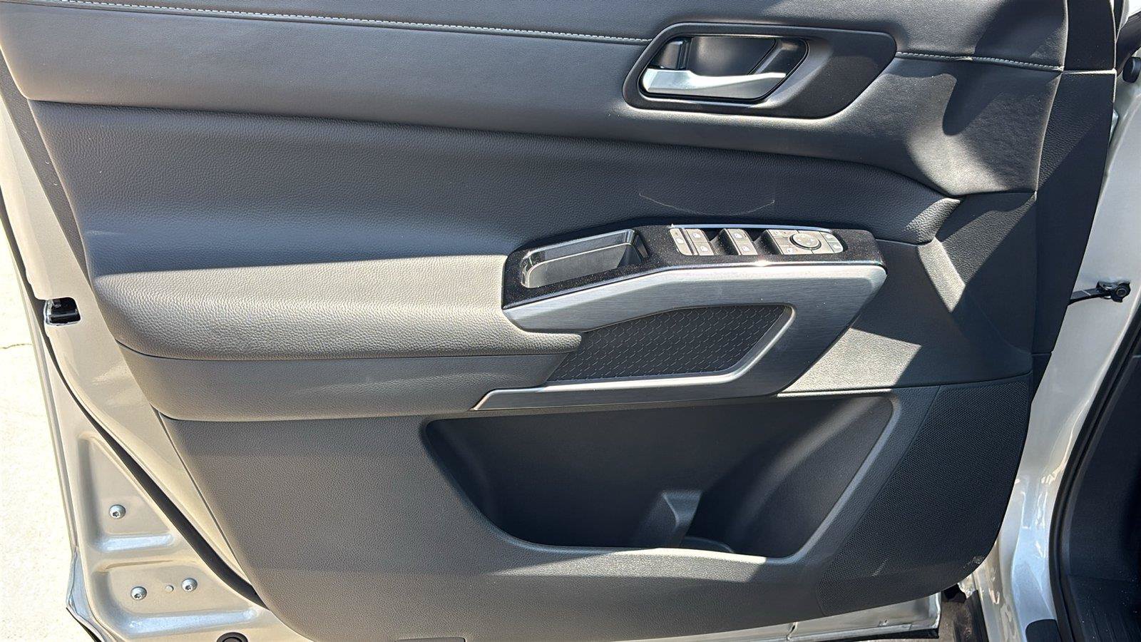 Used 2025 Nissan Pathfinder SL w/ SL Premium Package FWD image 16