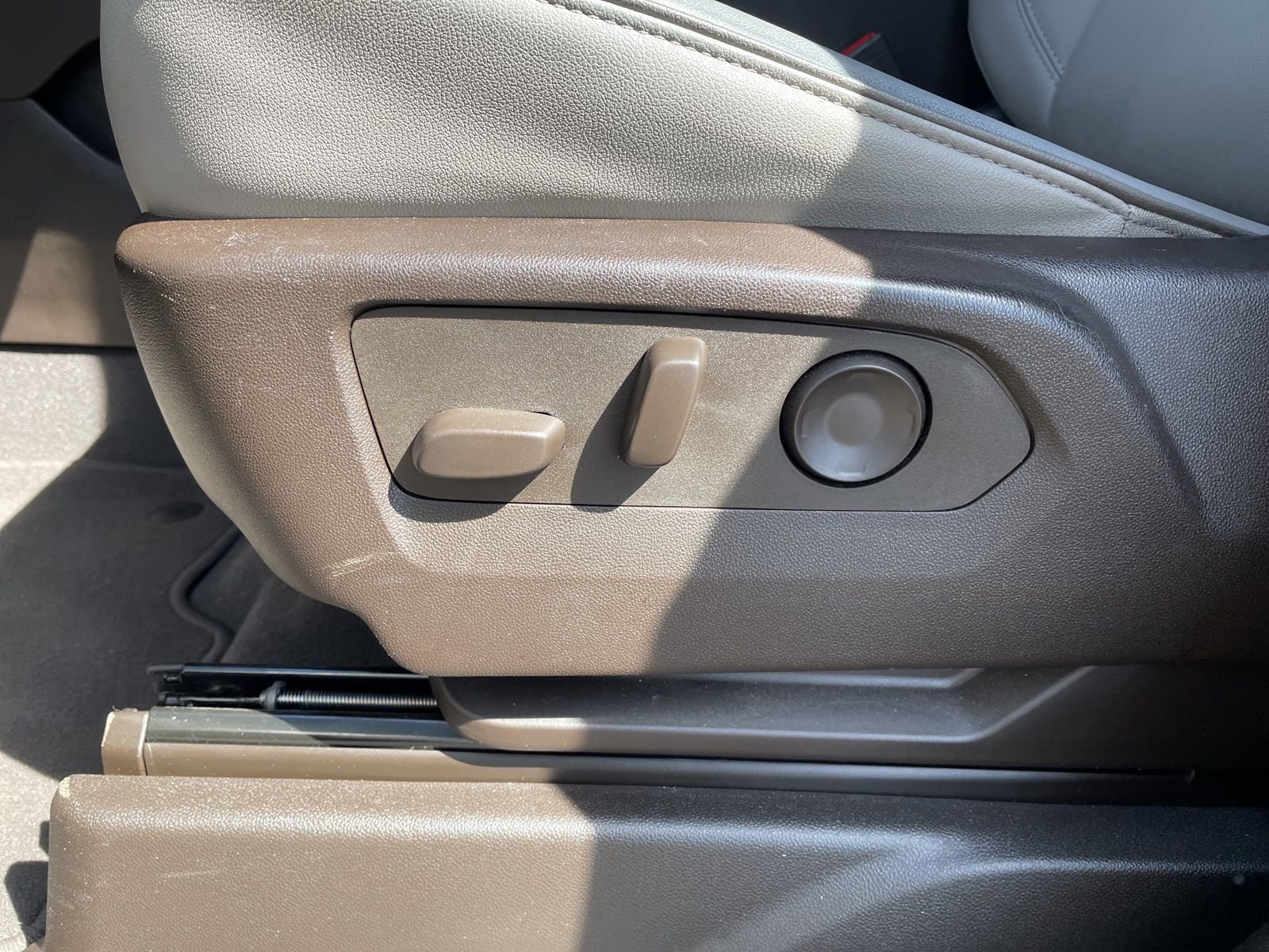 Used 2024 GMC Yukon SLT w/ SLT Luxury Package image 13