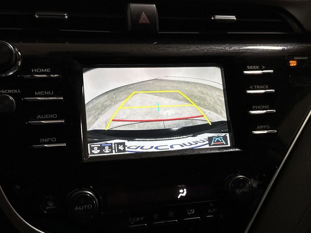 Used 2018 Toyota Camry XLE FWD image 15