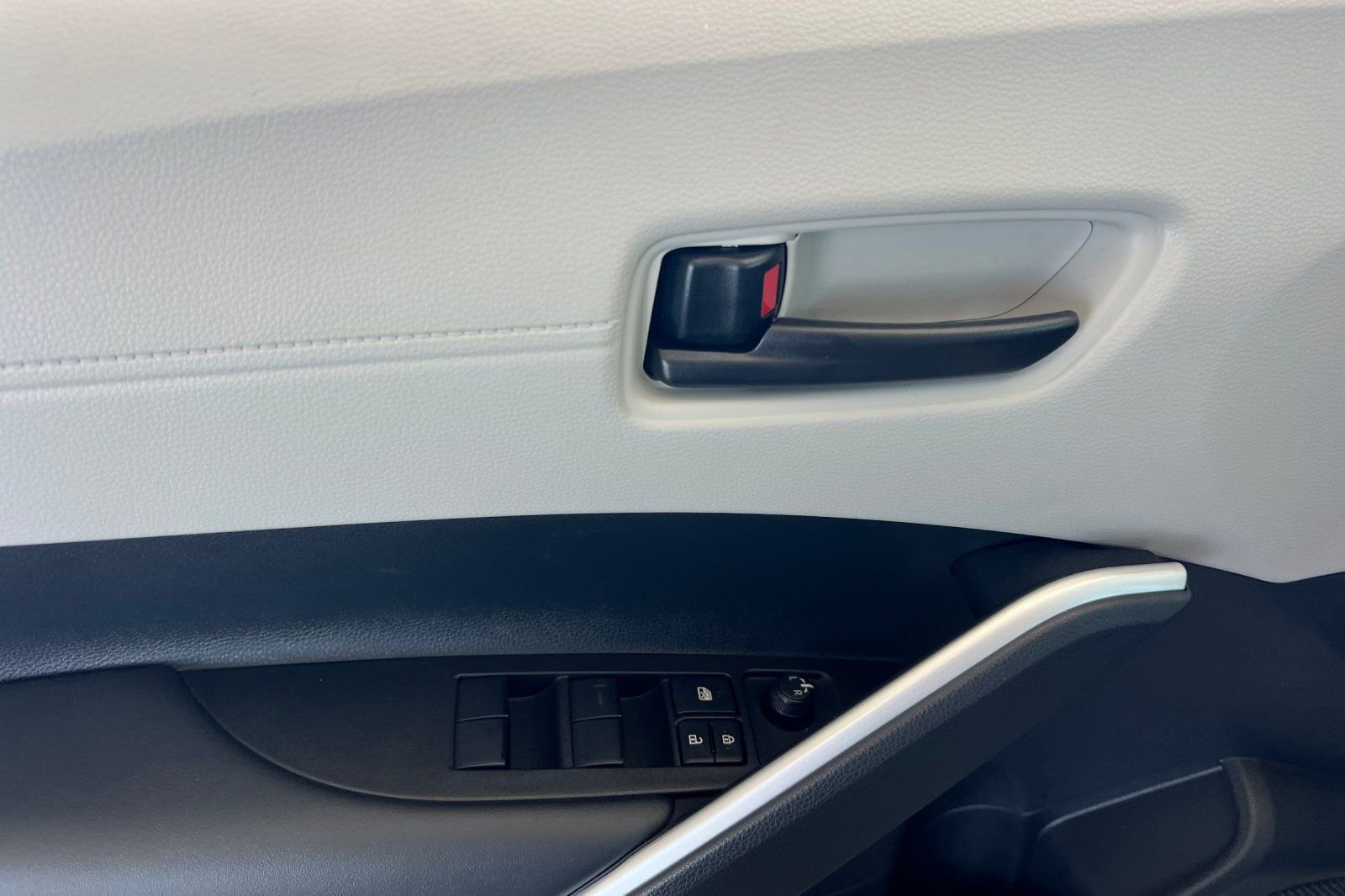 Certified 2025 Toyota Corolla Cross LE image 8