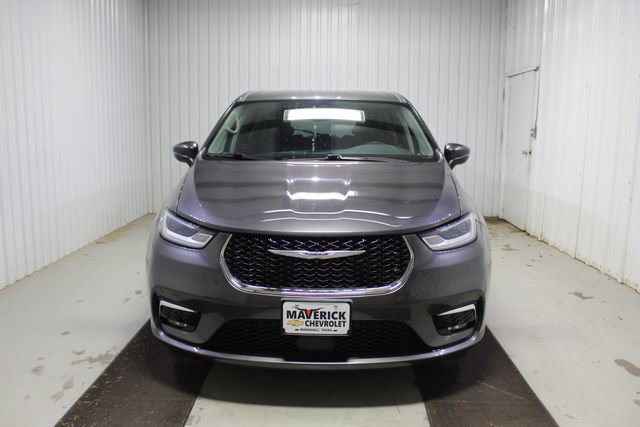 Used 2023 Chrysler Pacifica Touring-L FWD image 2