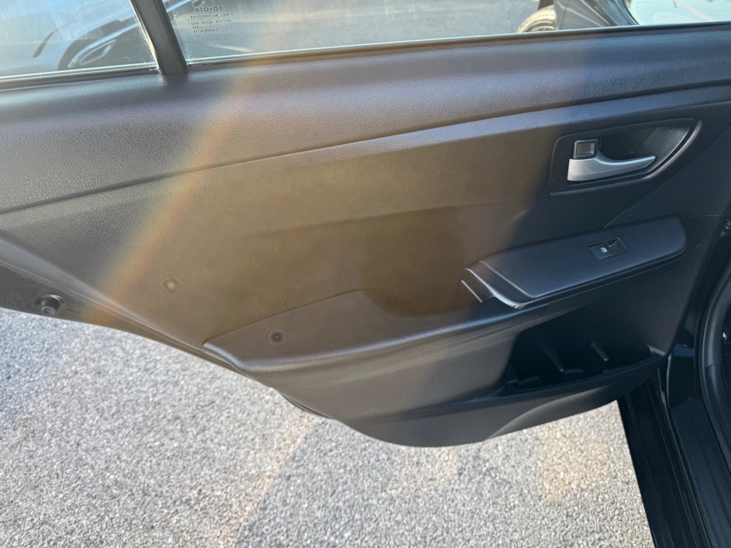 Used 2015 Toyota Camry SE w/ Moonroof Package FWD image 19