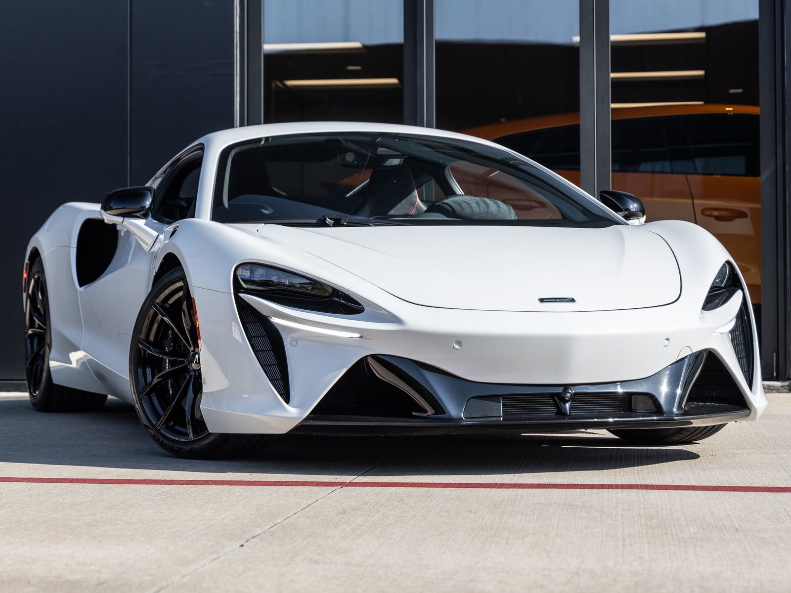 Used 2024 McLaren Artura image 3
