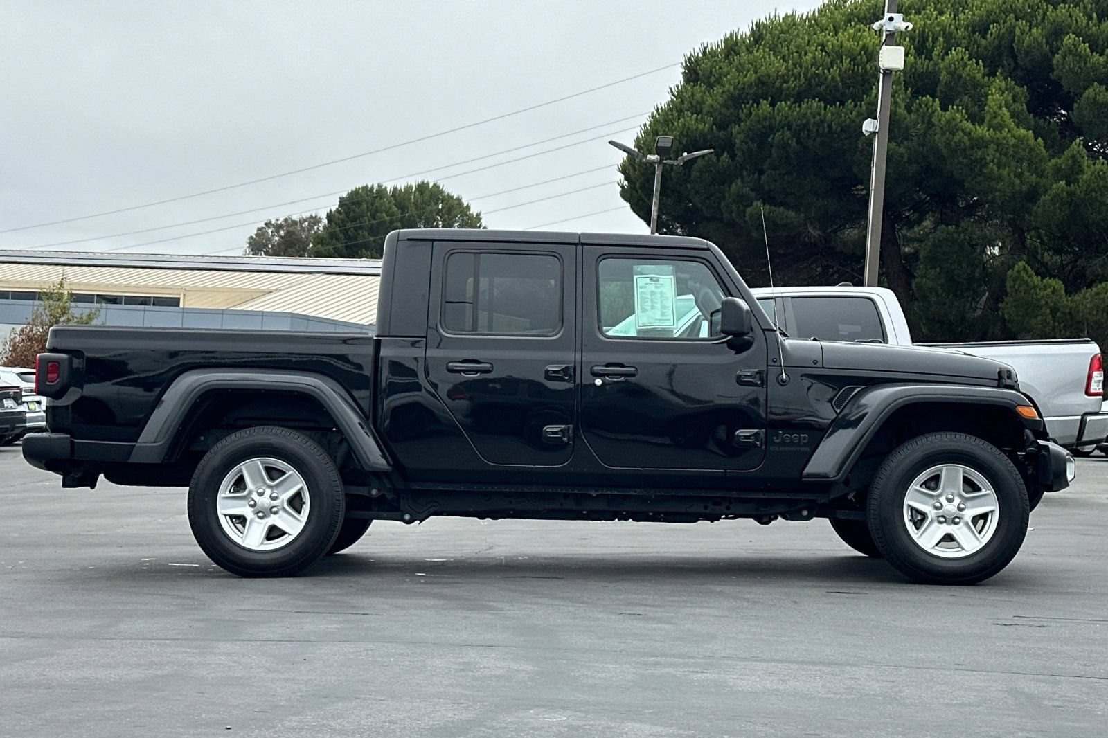 Used 2022 Jeep Gladiator Sport AWD/4WD image 3