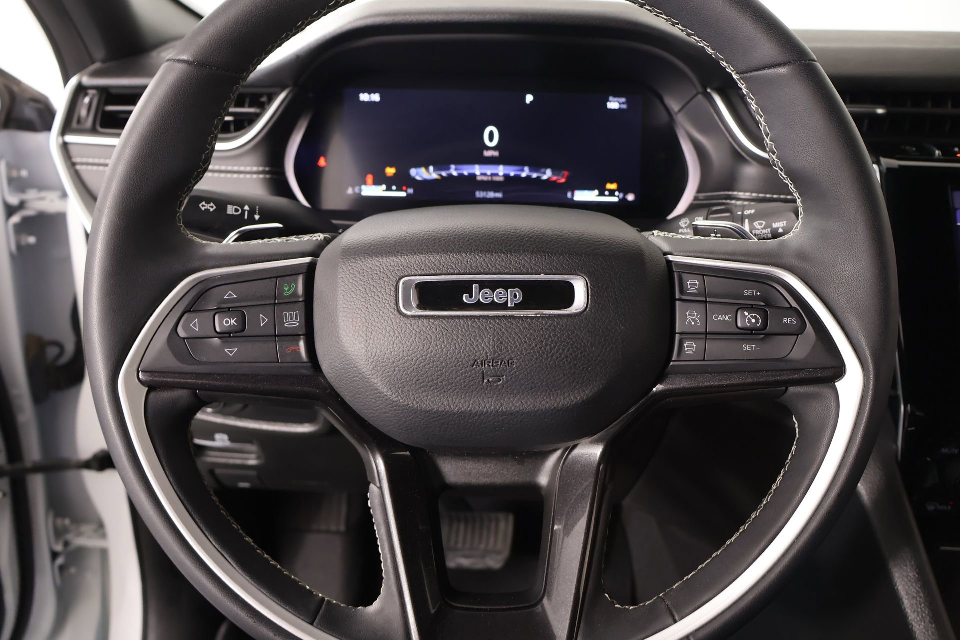 Used 2023 Jeep Grand Cherokee L Laredo image 3