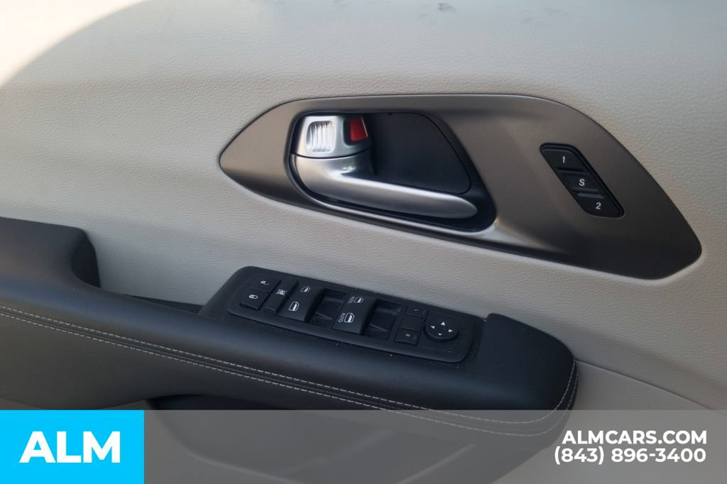 Used 2024 Chrysler Pacifica Touring-L FWD image 17
