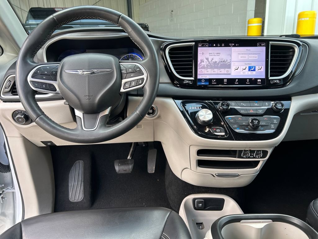 Used 2023 Chrysler Pacifica Touring-L image 27