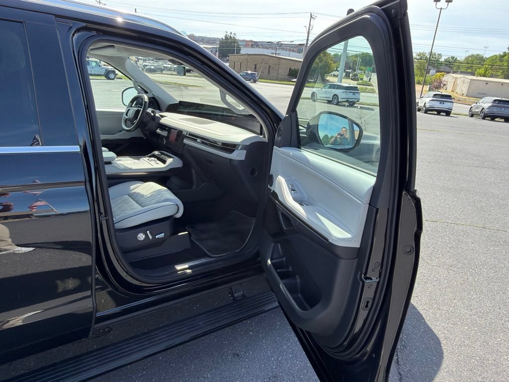 Certified 2025 Lincoln Navigator L Black Label AWD/4WD image 32