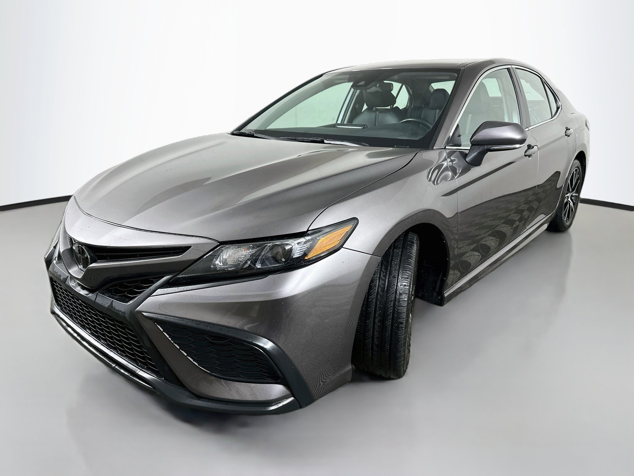 Used 2024 Toyota Camry SE FWD image 3