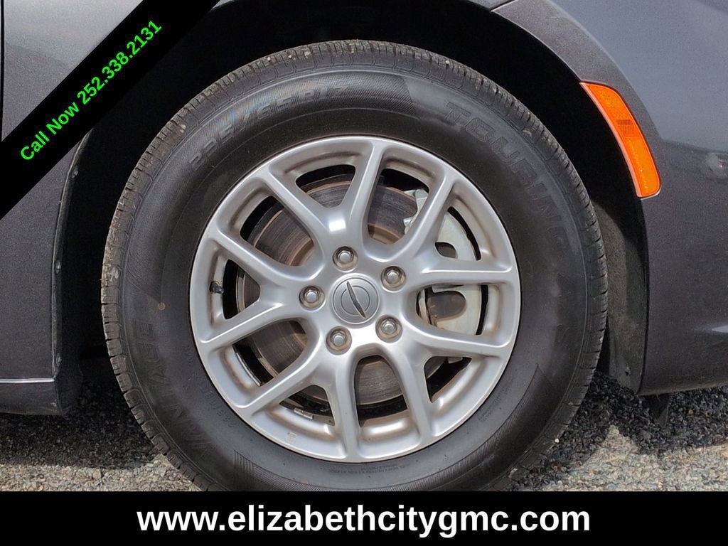 Used 2023 Chrysler Pacifica Touring-L FWD image 12