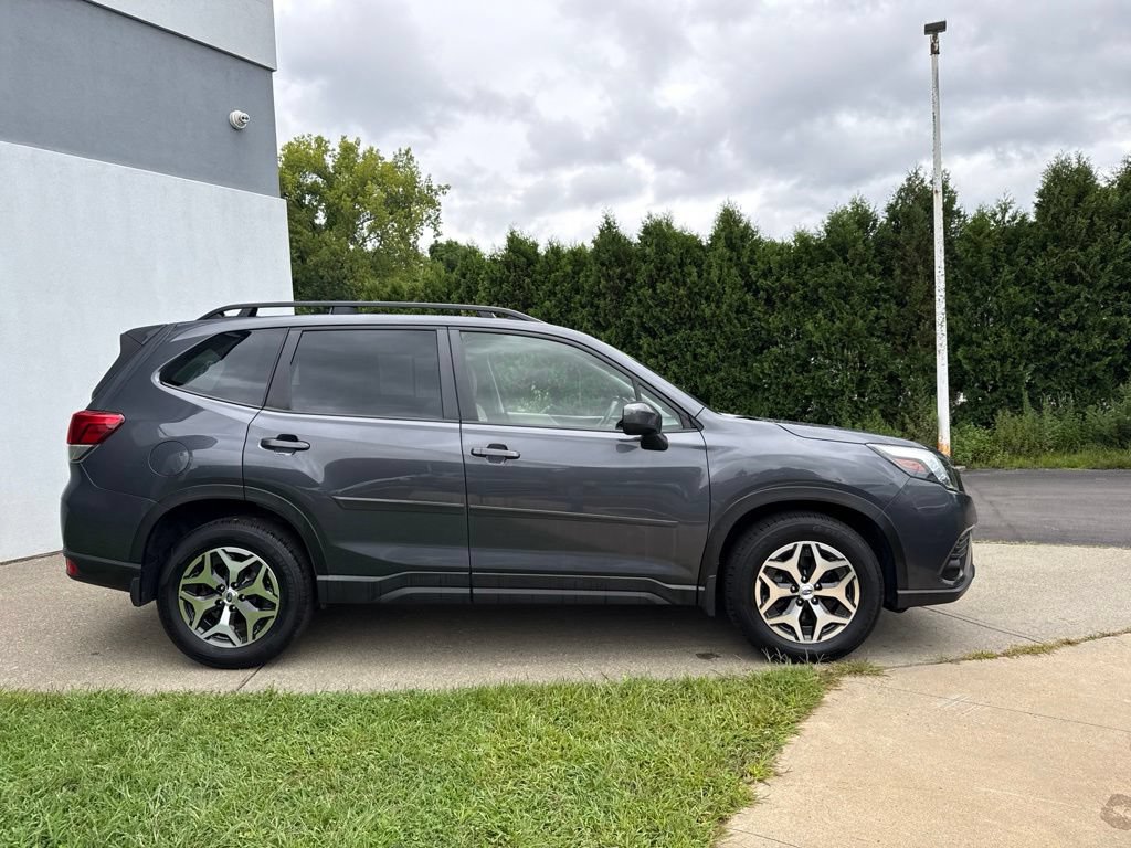 Used 2022 Subaru Forester Premium AWD/4WD image 2