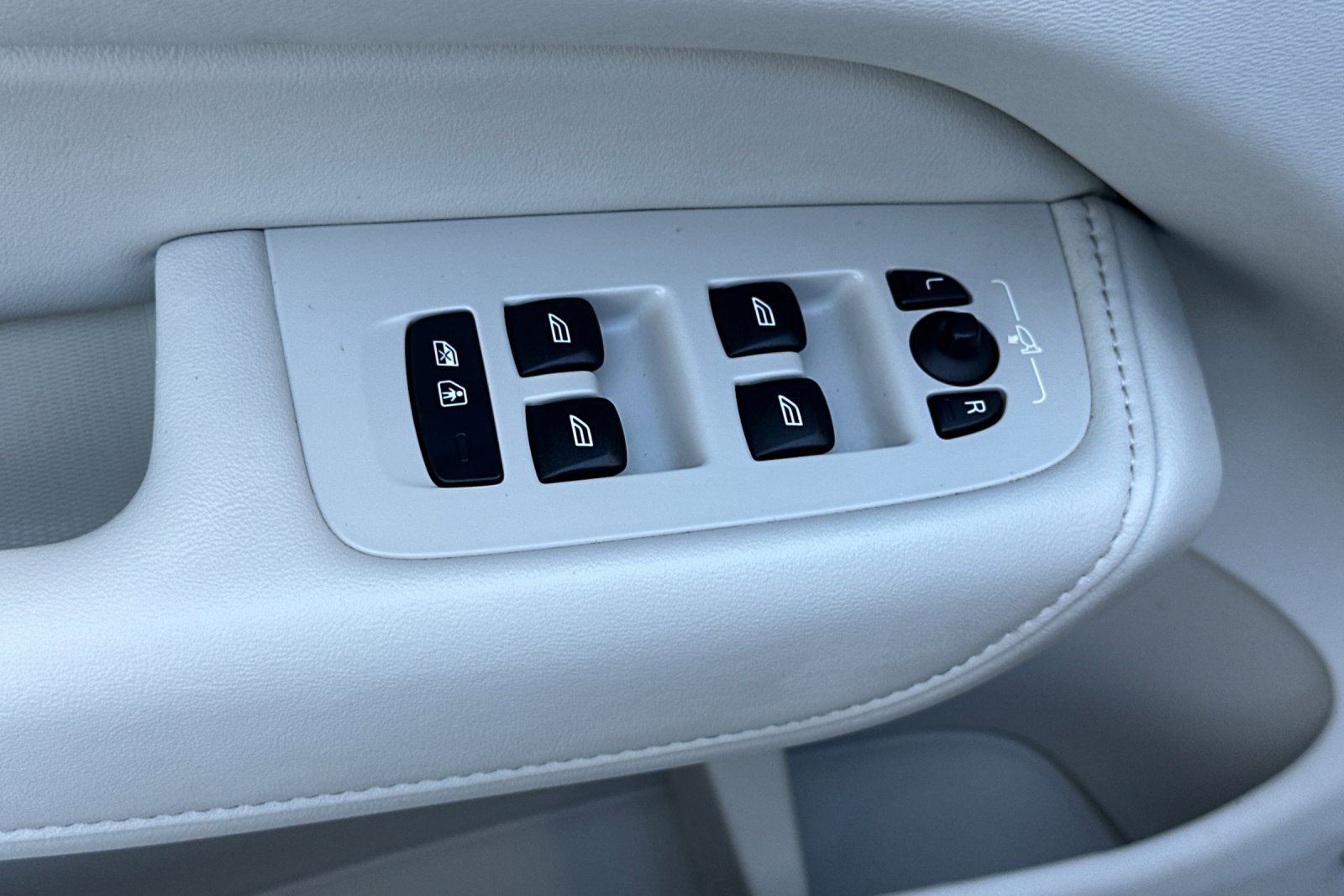 Certified 2023 Volvo XC60 B5 Ultimate w/ Protection Package Premier image 12