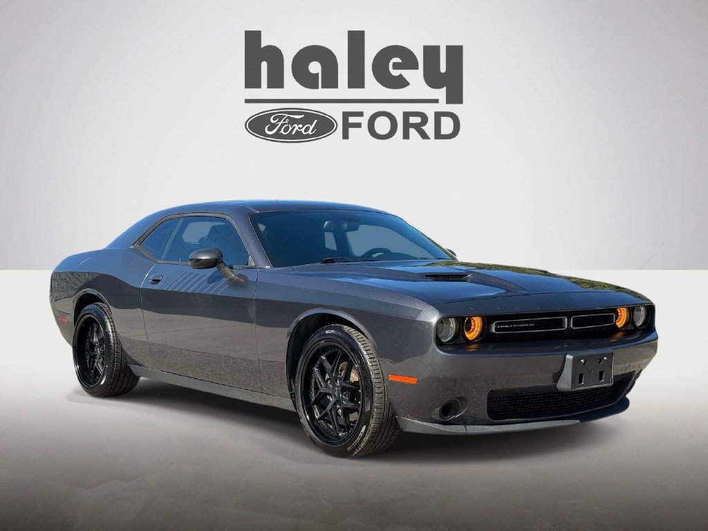 Used 2016 Dodge Challenger SXT RWD image 1