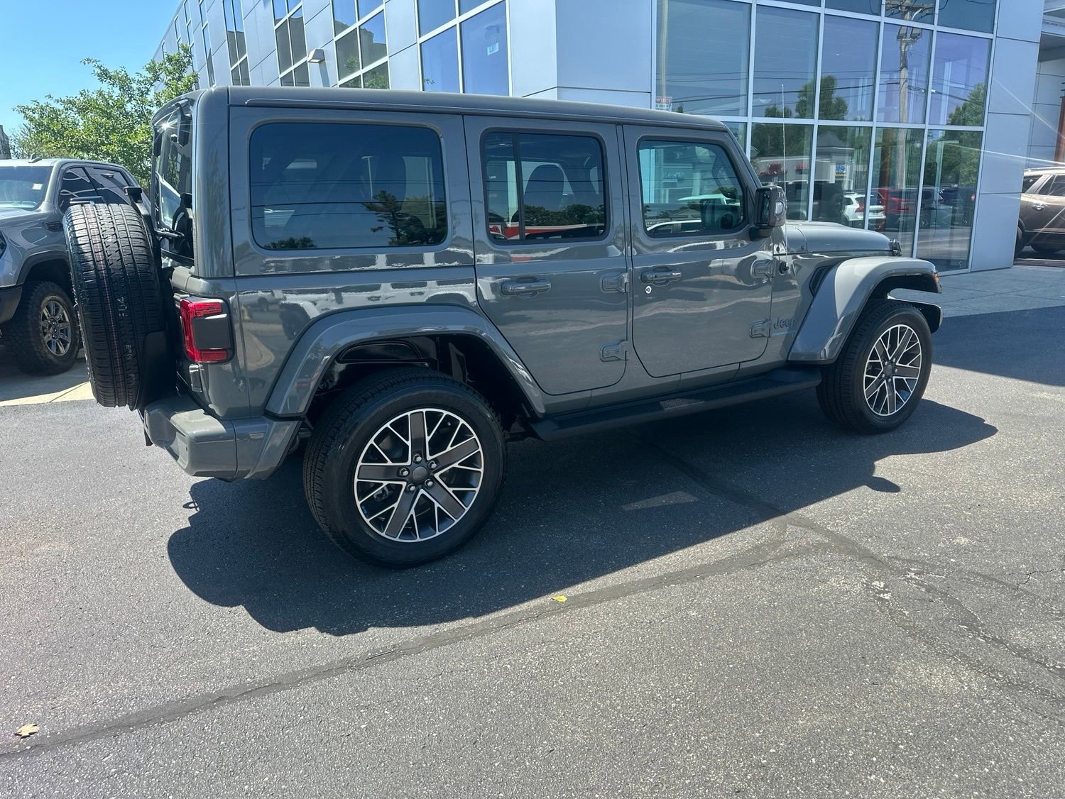 Used 2023 Jeep Wrangler Unlimited Sahara AWD/4WD image 4
