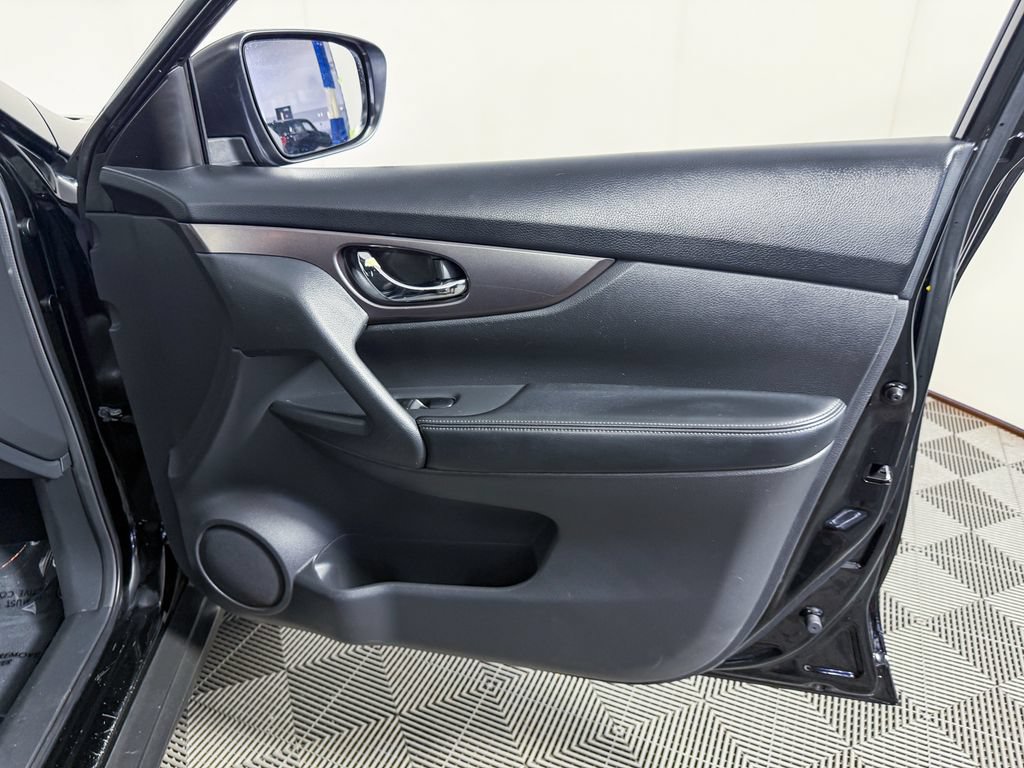 Used 2015 Nissan Rogue SV FWD image 36