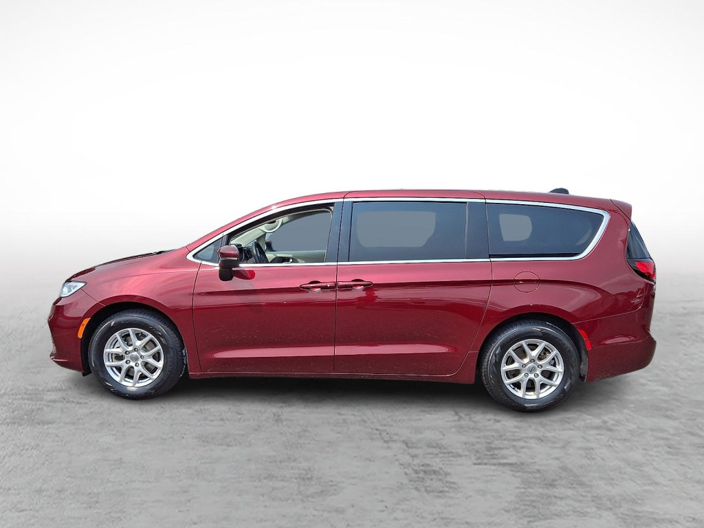 Used 2023 Chrysler Pacifica Touring-L w/ Uconnect Theater Family Group FWD image 2
