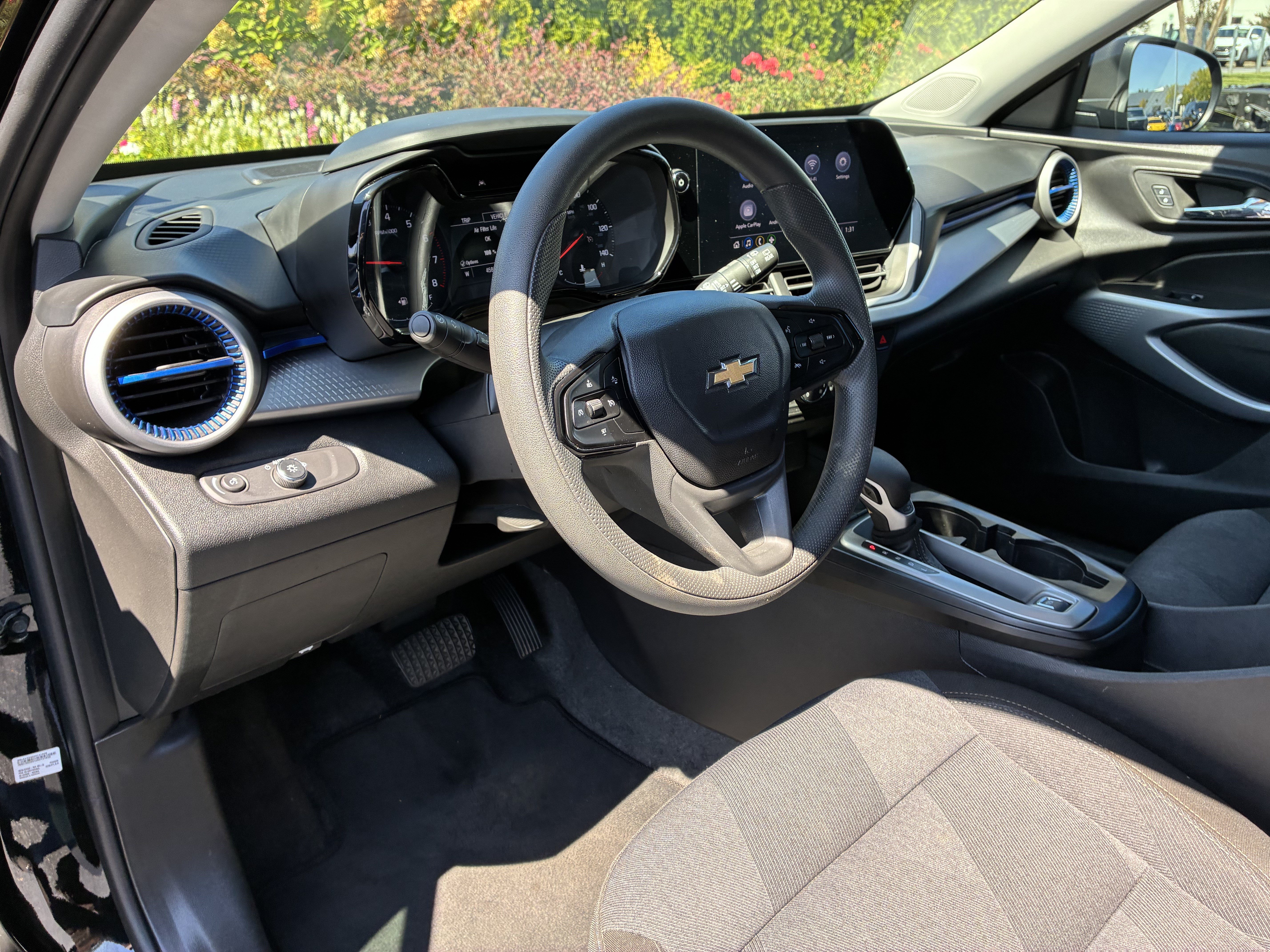 Used 2025 Chevrolet Trax LS w/ LS Convenience Package FWD image 21