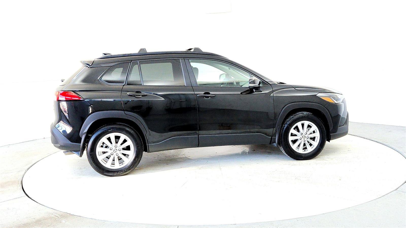 Used 2023 Toyota Corolla Cross LE w/ Moonroof Package image 6