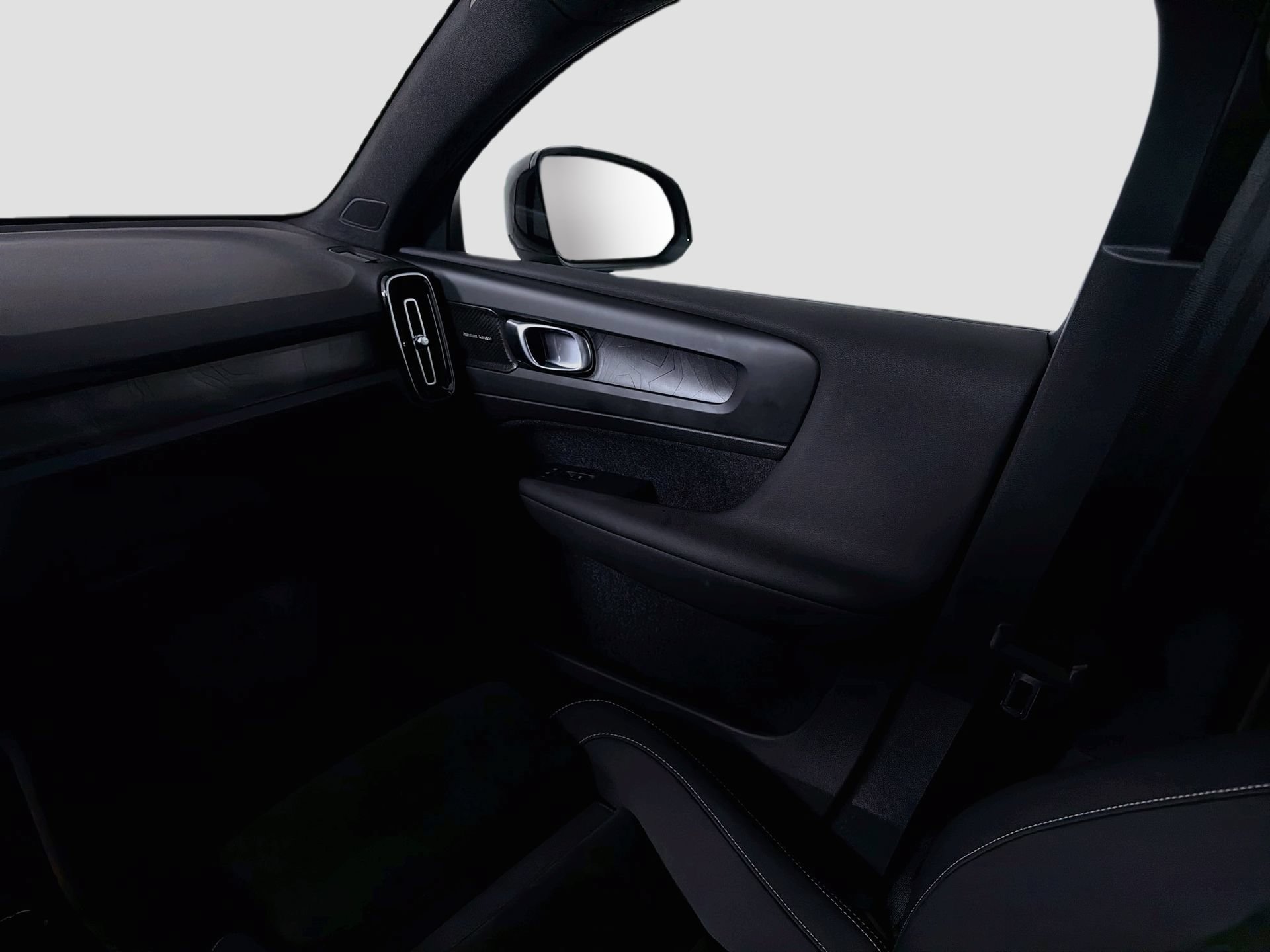 Certified 2023 Volvo C40 P8 Recharge Ultimate w/ Protection Package Premier AWD/4WD image 25