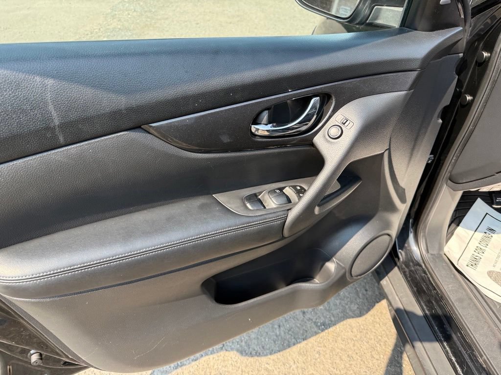 Used 2017 Nissan Rogue SV w/ SV Premium Package FWD image 17