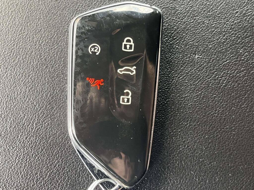 Used 2025 Volkswagen Atlas Cross Sport SE FWD image 4