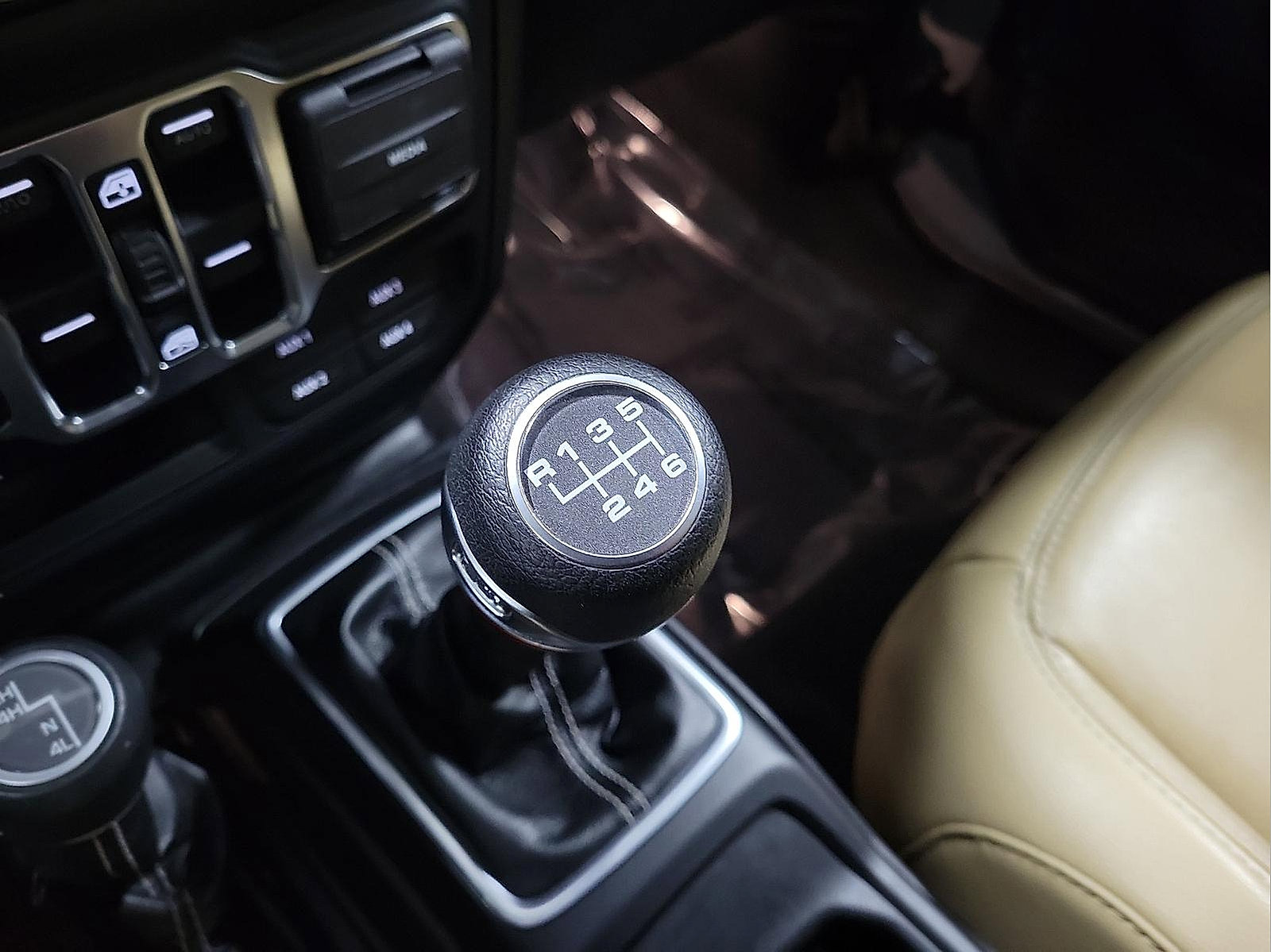 Used 2018 Jeep Wrangler Unlimited Sahara image 14